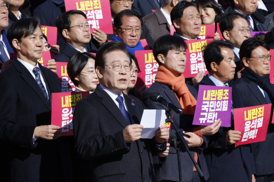 이재명 더불어민주당 대표가 6일 국회의사당 계단에서 열린 시민사회 및 야5당 공동기자회견에서 발언하고 있다. 이 대표는 이날 오전 특별 성명에서 윤석열 대통령을 향해 “민주주의 헌정질서를 자신의 사적 이익과 권력 강화·유지를 위해 남용한 명백한 국가 내란 범죄 수괴”라고 비판했다. [뉴스1]