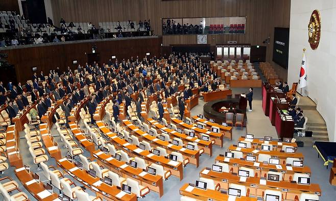 국민의힘 의원들이 7일 오후 서울 여의도 국회에서 열린 본회의에서 김건희 특검법(윤석열 대통령 배우자 김건희의 주가조작 사건 등의 진상규명을 위한 특별검사 임명 등에 관한 법률안 재의의 건)에 대한 투표를 마친뒤 본회의장을 나가고 있다. /사진=뉴스1