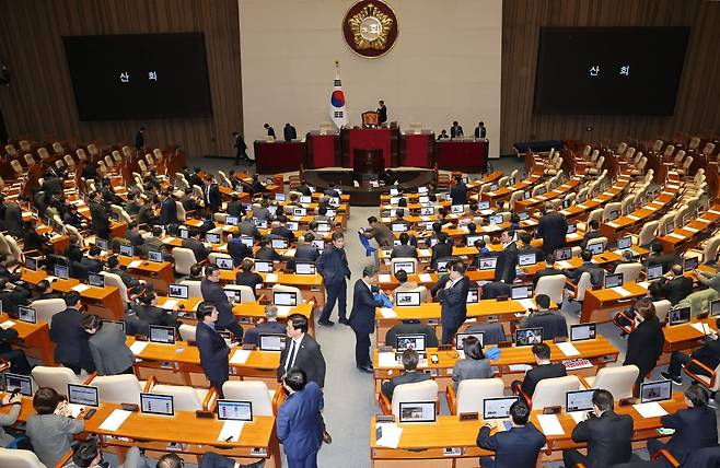 우원식 국회의장이 7일 오후 국회 본회의에서 윤석열 대통령의 탄핵소추안에 대해 의결 정족수 부족으로 '투표 불성립'을 선언하자 의원들이 나가고 있다./사진=연합뉴스