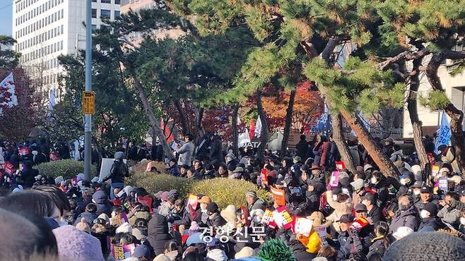 7일 낮 여의도 국회 앞 윤석열 대통령 탄핵 집회 현장. 강한들기자