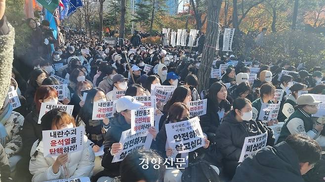 7일 낮 여의도 국회 앞 윤석열 대통령 탄핵 집회 현장. 강한들 기자