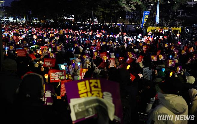 서울 여의도 국회 앞에 윤석열 대통령의 탄핵소추 가결을 촉구하는 시민들이 모였다. 사진=박효상 기자 