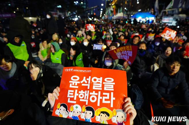 서울 여의도 국회 앞에 윤석열 대통령의 탄핵소추 가결을 촉구하는 시민들이 모였다. 사진=박효상 기자&nbsp;