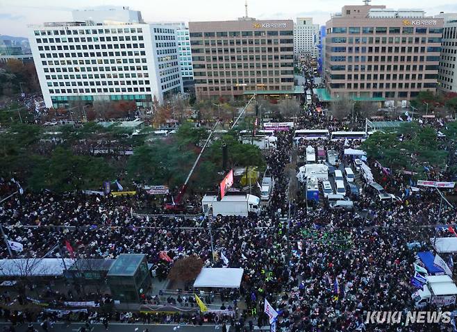 윤석열 대통령의 탄핵을 촉구하는 시민들이 7일 서울 여의도 국회 일대에서 대규모 집회를 하고 있다. 사진=박효상 기자