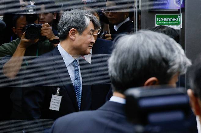조태용 국가정보원장이 국회에서 신성범 정보위원장과 면담을 마친 후 엘리베이터에 탑승하고 있다.  뉴스1