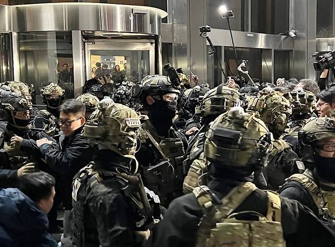 국회에 진입한 계엄군. [사진출처 = 연합뉴스]