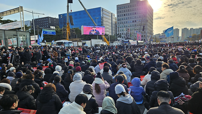 7일 국회 앞에서 열린 윤석열 대통령 퇴진 촉구 집회에 참가자들이 모여 있다. [지혜진 기자]