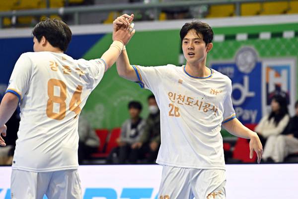 사진 하이파이브 하는 인천도시공사 김진영과 강준구, 사진 제공=한국핸드볼연맹