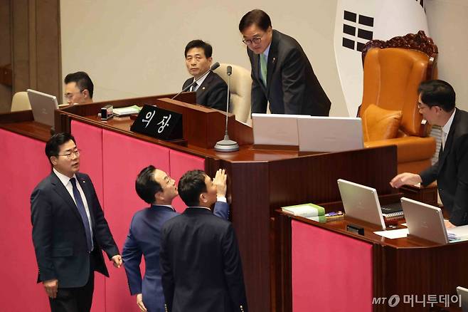 [서울=뉴시스] 조성우 기자 = 박찬대(왼쪽 아래) 더불어민주당 원내대표가 7일 오후 서울 여의도 국회에서 열린 제418회국회(정기회) 제17차 본회의에서 국민의힘 의원들이 윤석열 대통령 탄핵소추안 표결에 불참한 가운데 우원식 의장석을 찾아가 얘기하고 있다. 2024.12.07. xconfind@newsis.com /사진=조성우