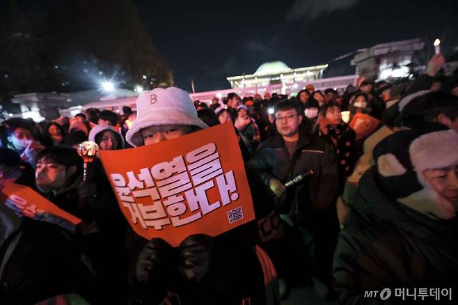 7일 서울 영등포구 국회 앞에서 열린 '내란죄 윤석열 퇴진! 국민주권 실현! 사회대개혁! 국민촛불대행진'에서 시민들이 국민의힘 의원들의 윤석열 대통령 탄핵안에 대한 투표를 촉구하며 구호를 외치고 있다. 2024.12.07./사진=뉴시스 /사진=정병혁