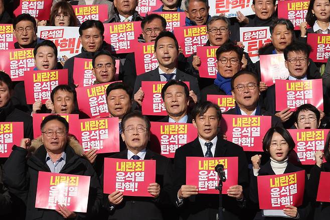 6일 서울 여의도 국회 본청 앞 계단에서 ‘국민의힘 규탄 및 탄핵소추안 가결 촉구 제 시민사회 및 야5당 공동기자회견’에서 더불어민주당 이재명 대표, 조국혁신당 조국 대표 등 참가자들이 구호를 외치고 있다. [연합]