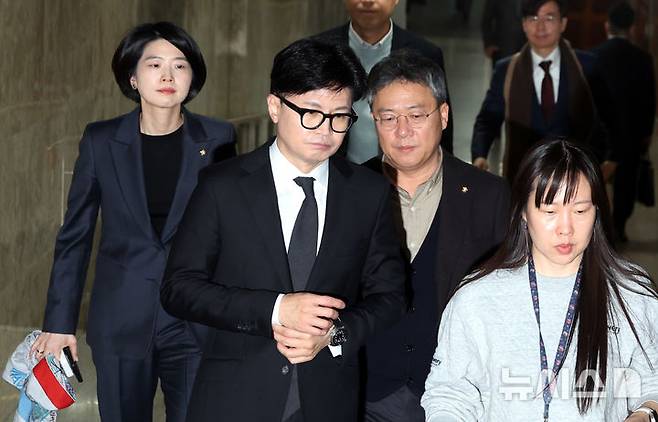 [서울=뉴시스] 조성봉 기자 = 한동훈 국민의힘 대표가 7일 오전 서울 여의도 국회에서 열린 비공개 의원총회를 마치고 밖으로 나서고 있다.2024.12.07. suncho21@newsis.com