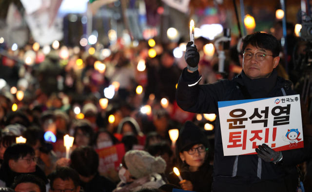 ▲6일 오후 서울 영등포구 국회의사당역 인근에서 시민들이 대통령 탄핵을 촉구하는 촛불집회에 참석해 있다. ⓒ연합뉴스