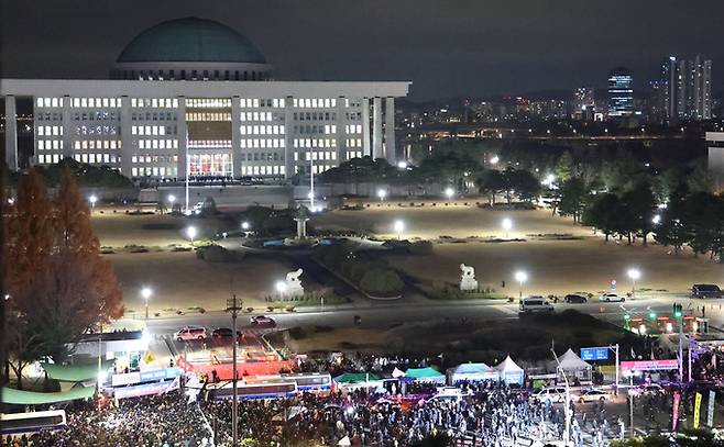 지난 4일 새벽 서울 여의도 국회의사당에 계엄령 선포에 반대하는 시민 및 이를 저지하는 경찰 병력들이 모여 혼잡스러운 상황을 빚고 있다. 연합뉴스