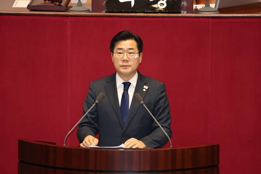 박찬대 더불어민주당 원내대표가 7일 오후 서울 여의도 국회에서 열린 제418회국회(정기회) 제17차 본회의에서 윤석열 대통령 탄핵소추안 제안설명을 하고 있다.&nbsp; &nbsp;뉴시스