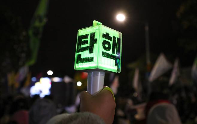 윤석열 대통열 탄핵소추안 표결이 진행 중인 7일 오후 제주시청 앞에서 열린 '윤 대통령 즉각 퇴진 요구 제주도민대회'에서 정당 관계자와 시민들이 탄핵을 외치고 있다. 뉴시스