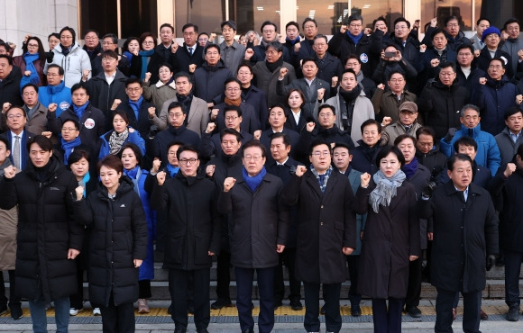 윤석열 대통령 탄핵안 표결을 앞두고 국회에서 밤을 샌 더불어민주당 이재명 대표 등 의원들이 7일 오전 서울 여의도 국회에서 탄핵을 촉구하며 구호를 외치고 있다. 2024.12.7. 연합뉴스