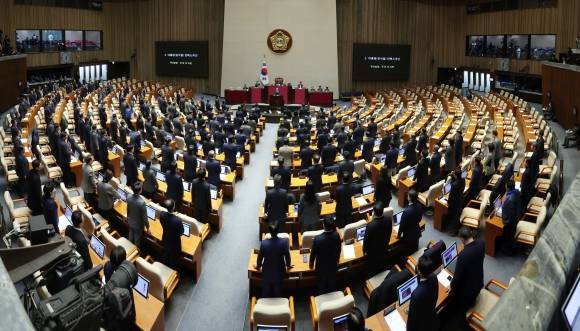 함께 일어나 국힘 의원 복귀 촉구하는 야당 - 7일 서울 여의도 국회에서 김건희 여사 특검 및 윤석열 대통령 탄핵소추안을 안건으로 열린 제418회 국회(정기회) 제17차 본회의에서 더불어민주당 등 야당 의원들이 전원 일어나 본회의장을 나간 국민의힘 의원들의 이름을 호명하며 복귀를 촉구하고 있다. 2024.12.07. 뉴시스