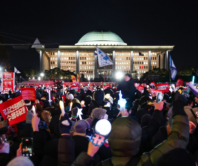 7일 오후 서울 여의도 국회 앞에서 열린 '내란죄 윤석열 퇴진! 국민주권 실현! 사회대개혁! 범국민촛불대행진'에서 참석자들이 촛불을 들고 있다. 연합뉴스