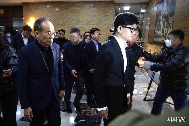 국민의힘 한동훈 대표와 추경호 원내대표가 12월4일 긴급 의원총회를 마친 후 이동하고 있다. ⓒ시사IN 박미소