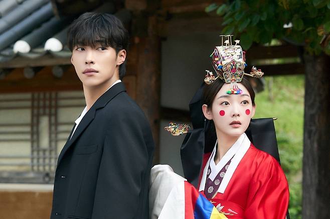 넷플릭스 오리지널 드라마 ‘Mr. 플랑크톤’에서 해조 역을 연기한 배우 우도환(왼쪽) 출연장면. 사진 넷플릭스