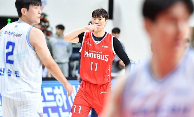 현대모비스 이우석이 7일 한국가스공사와 홈경기에서 3점포를 성공시킨 후 세리머니를 하고 있다. /사진=KBL 제공