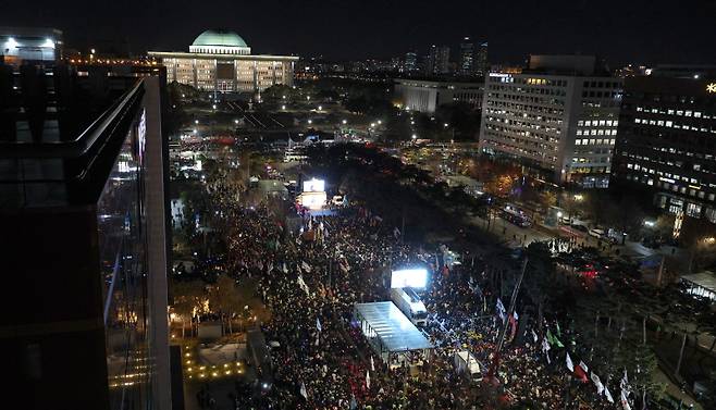 대한민국 국민이 다시 촛불을 들었다. [사진 | 뉴시스]