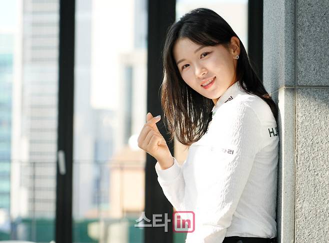 박현경이 최근 이데일리와 만나 인터뷰를 진행하며 사진 촬영에 임하고 있다.(사진=이데일리 골프in 조원범 기자)