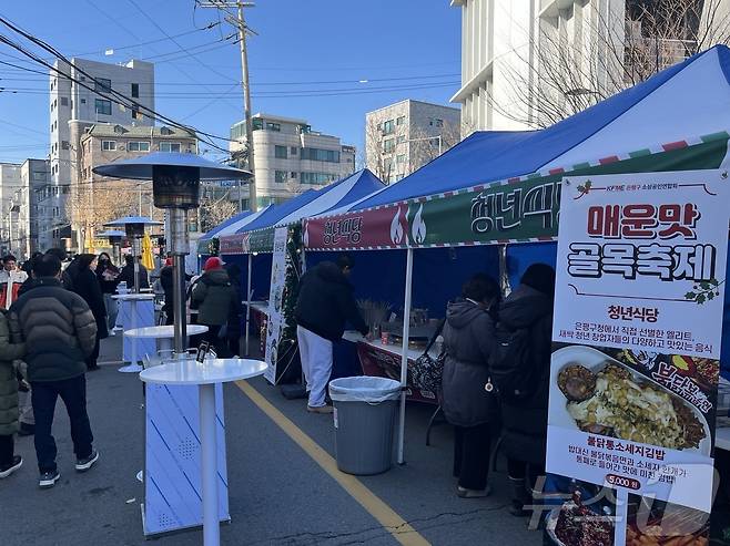 은평구 매운맛 골목축제가 열린 서울 인평구 인평로 일대의 모습. ⓒ 뉴스1 김형준 기자