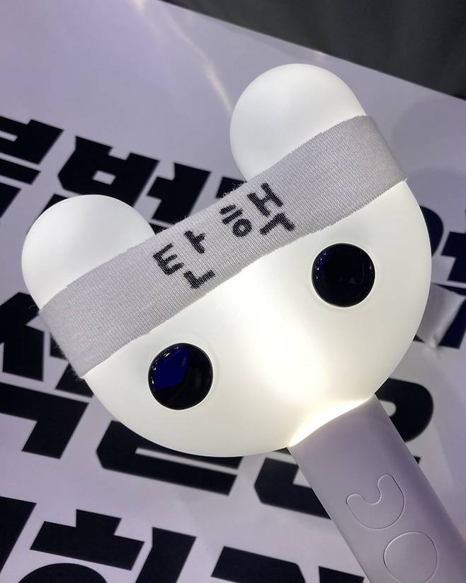 응원봉을 들고 촛불 시위에 참여한 팬들. 사진| X 캡처