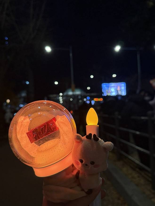 응원봉을 들고 촛불 시위에 참여한 팬들. 사진| X 캡처