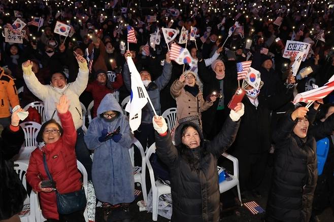 광화문에서 열린 보수단체 집회 7일 오후 대한민국바로세우기국민운동본부 회원들이 ‘자유 대한민국 수호’ 광화문 국민혁명대회를 열고 구호를 외치고 있다. 사진 | 연합뉴스