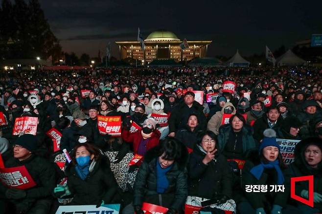 윤석열 대통령 탄핵소추안 표결일인 7일 서울 여의도 국회 앞에서 시민들이 국민의힘 의원들이 탄핵소추안 표결에 참여하지 않고 퇴장하는 모습을 시청하며 침통한 표정을 짓고 있다. 강진형 기자