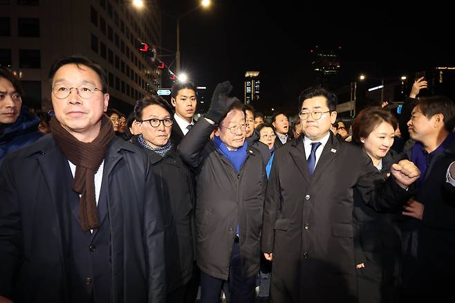 이재명 더불어민주당 대표가 7일 밤 서울 여의도 국회의사당에서 벌어진 윤석열 대통령의 탄핵안 가결 촉구 집회를 방문해 참석한 시민들을 향해 인사하고 있다./뉴스1