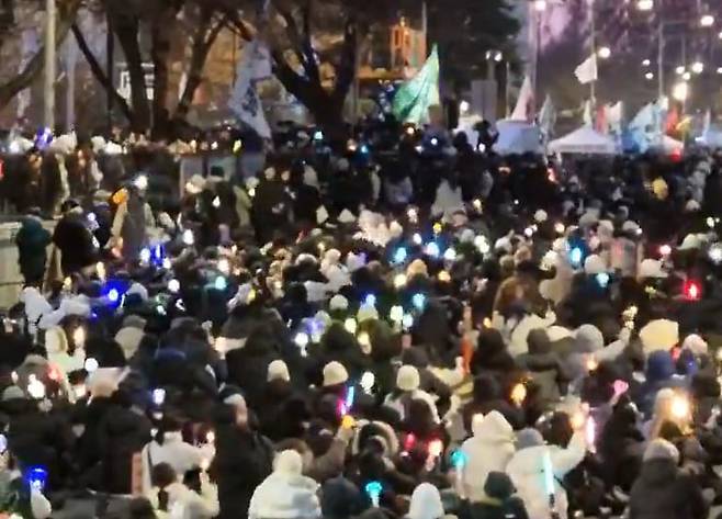 촛불 대신 아이돌 응원봉... ‘尹 탄핵‘ 집회 현장 바꾸는 2030