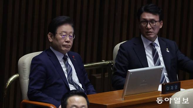 더불어민주당 이재명 대표(왼쪽)와 김민석 최고위원이 7일 밤 국회 본회의에서 윤석열 대통령 탄핵소추안이 의결 정족수 미달로 투표 불성립이 선언되자 굳은 표정을 짓고 있다. 박형기 기자 oneshot@donga.com