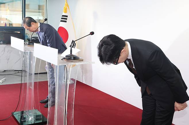 한덕수 국무총리와 국민의힘 한동훈 대표가 8일 오전 서울 여의도 국민의힘 당사에서 국정 수습 방안을 담은 공동 담화문을 발표한 뒤 인사하고 있다. 연합뉴스.