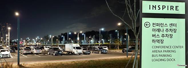 '아레나 주차장'이라고 적힌 주차장 내의 빈 주차 공간이 외부에서도 확인됐으나, 주차장 내부로 진입할 수 없었다. 사진=DB