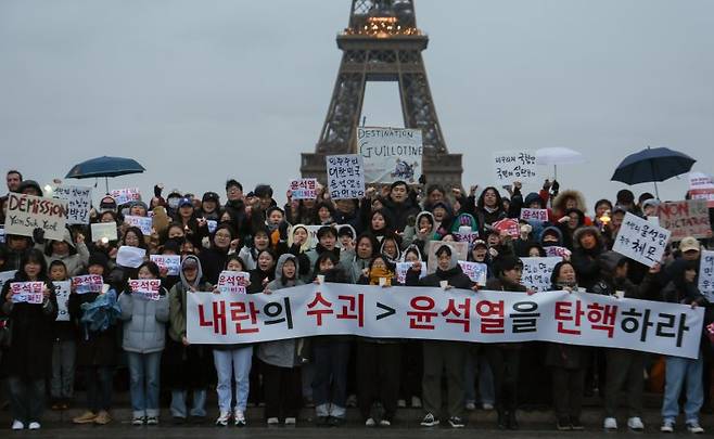 외신들도 7일(현지시간) 윤석열 대통령 탄핵 표결 처리 무산에 비판적 기사들을 쏟아냈다. 이날 프랑스 파리 트로카데로 인권광장에서 현지 교민과 유학생들이 윤석열 대통령의 탄핵을 촉구하는 집회를 하고 있다. 뉴스1