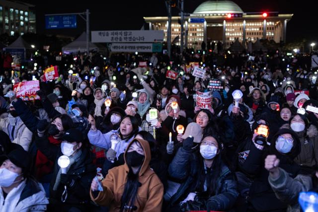 7일 국회 앞에서 열린 '내란죄 윤석열 퇴진! 국민주권 실현! 사회대개혁! 범국민촛불대행진'에서 참가자들이 탄핵안 표결 무산 이후 윤 대통령 탄핵을 촉구하고 있다. 박시몬 기자