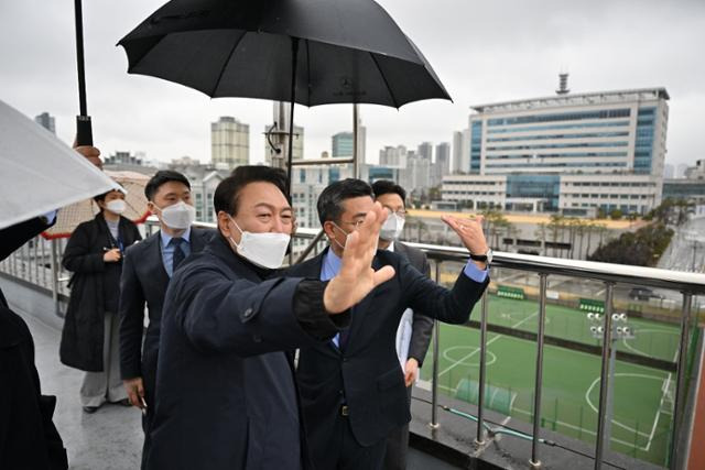 2022년 3월 19일 윤석열 대통령 당선자가 청와대 이전 후보지인 서울 용산구 국방부를 방문해 서욱 당시 국방부 장관과 청사 주변을 둘러보고 있다. 뉴시스