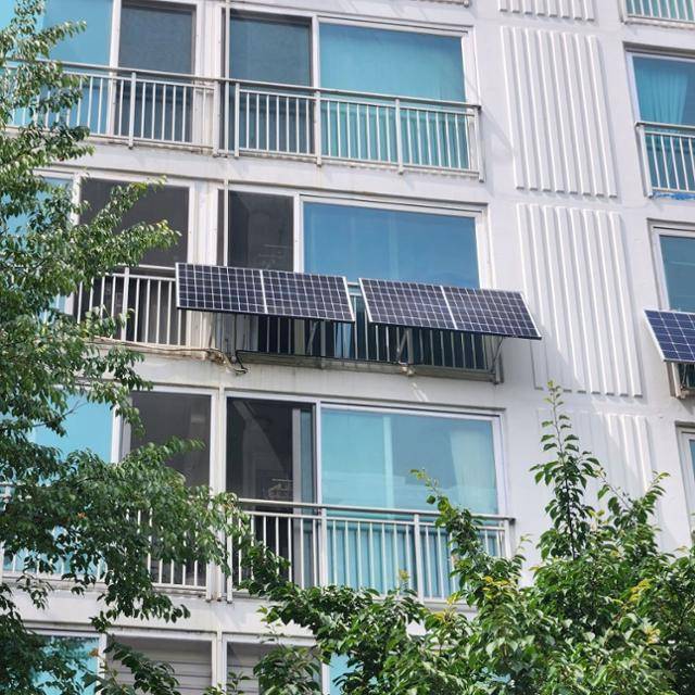 경기도의 한 아파트에 설치된 태양광 패널. 경기도 제공