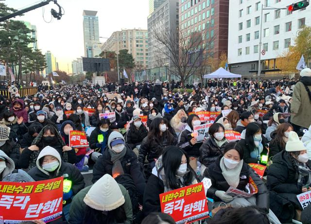 8일 서울 영등포구 국회의사당 앞에서 열린 윤석열 대통령 탄핵 집회. 강예진 기자