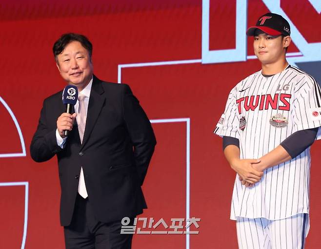 2025 KBO 신인드래프트가 11일 오후 서울 송파구 롯데호텔월드 크리스탈볼룸에서 열렸다. LG 차명석 단장이 서울고 김영우를 지명한뒤 이유를 설명하고 있다. 잠실=정시종 기자 capa@edaily.co.kr /2024.09.11.