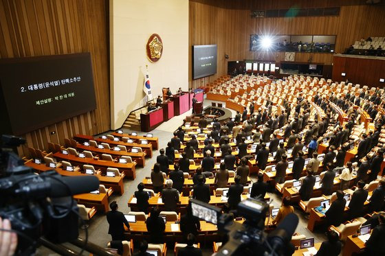 더불어민주당 이재명 의원을 비롯한 의원들이 7일 오후 서울 여의도 국회에서 열린 본회의에서 '윤석열 대통령 탄핵소추안' 표결을 앞두고 비상계엄 해제 요구 결의안에 참여한 국민의힘 의원들의 이름을 외치며 표결에 참여할 것을 촉구하고 있다. 뉴스1