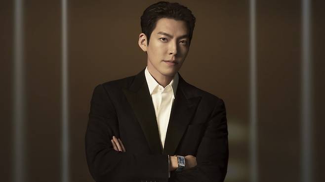 스틸 버전의 리베르소 트리뷰트 크로노그래프를 착용한 예거 르쿨트르의 홍보대사 배우 김우빈. [사진 예거 르쿨트르]