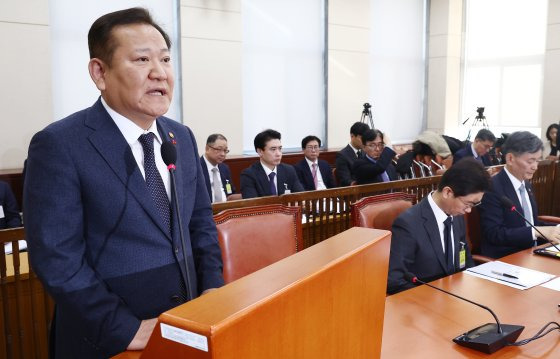 이상민 행정안전부 장관이 5일 오전 서울 여의도 국회에서 열린 비상계엄 관련 행정안전위원회 전체회의에서 계엄 당시 상황에 대한 업무보고를 하고 있다. [뉴스1]