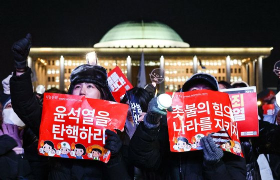 윤석열 대통령의 탄핵안 표결이 의결정족수 부족으로 ‘투표 불성립’ 된 뒤 시장의 불안감은 커지고 있다. 7일 서울 여의도 국회 앞에서 열린 범국민촛불대행진에 참석한 시민들 모습. 김종호 기자