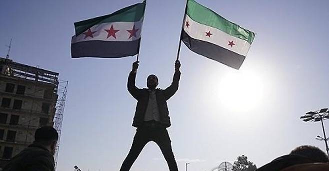 ▲시리아 알아사드 정권 붕괴 축하하는 시리아인 [연합뉴스]