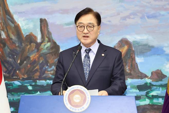 우원식 국회의장이 8일 오후 서울 여의도 국회에서 긴급 기자회견을 열어 한덕수 국무총리와 국민의힘 한동훈 대표의 공동 대국민 담화와 관련해 입장을 밝히고 있다. 연합뉴스